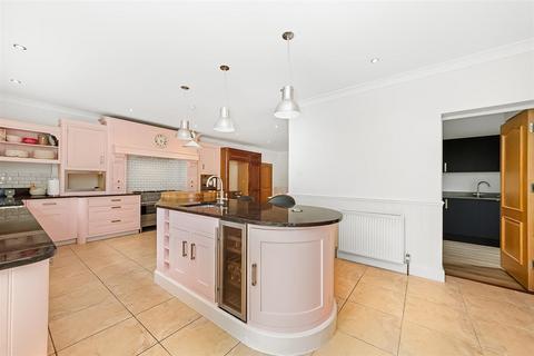 76 Elwill Way, Beckenham, BR3 6RZ