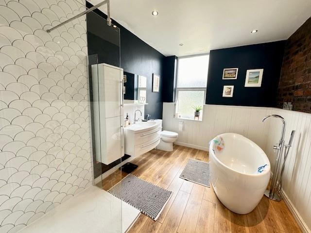 Main bathroom 1.jpg