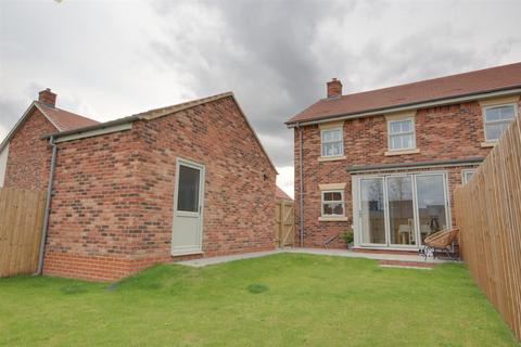 3 bedroom semi-detached house for sale, Constable Close, Market Weighton