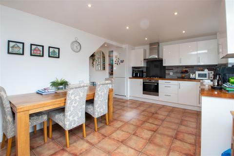 3 bedroom terraced house to rent, Bayard Avenue, Downs Barn