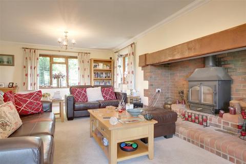 4 bedroom detached house to rent, Arnewood Bridge Road, Sway, Lymington