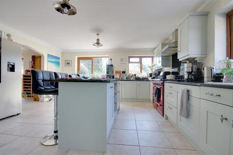 4 bedroom detached house to rent, Arnewood Bridge Road, Sway, Lymington