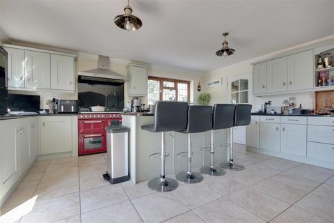 4 bedroom detached house to rent, Arnewood Bridge Road, Sway, Lymington