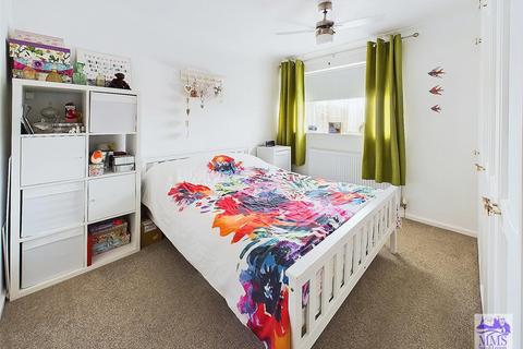 37 Oaklands Road, Northfleet, Gravesend, DA11 8PA