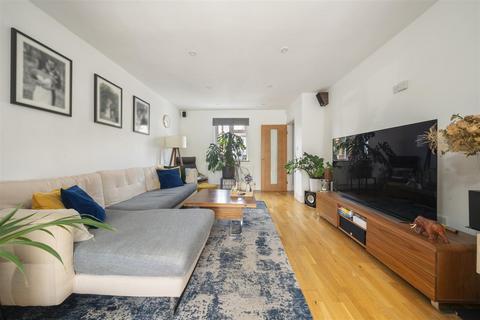 52 Prospect Crescent, Twickenham, TW2 7EA