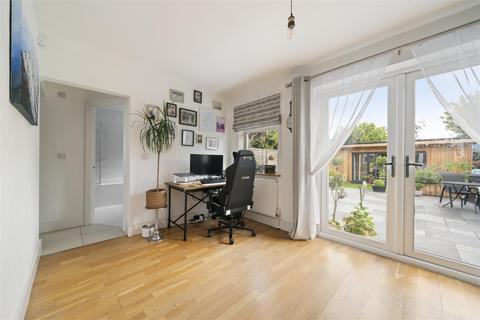 52 Prospect Crescent, Twickenham, TW2 7EA