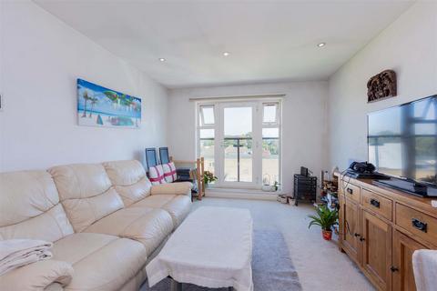 2 bedroom flat for sale, Bower Way, Cippenham