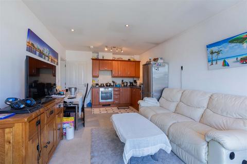 2 bedroom flat for sale, Bower Way, Cippenham