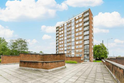 3 bedroom flat for sale, Gardner Close, Wanstead