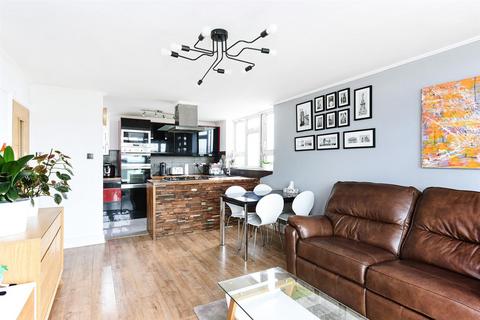 3 bedroom flat for sale, Gardner Close, Wanstead