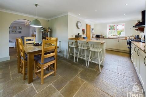 4 bedroom detached house for sale, Butlers Mead, Blakeney GL15