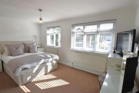 26 Fernheath Way, Dartford, DA2 7PF
