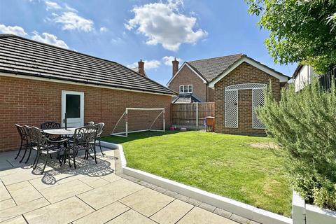 5 bedroom detached house for sale, Thresher Rise, Great Notley, Braintree