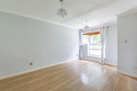 121 Ayelands, New Ash Green, Longfield, DA3 8JU