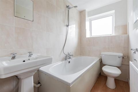 121 Ayelands, New Ash Green, Longfield, DA3 8JU