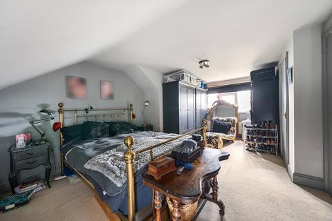 8 Cambridge Crescent, Teddington, TW11 8DY