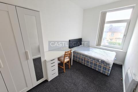 2 bedroom flat to rent, Bradford Road, Huddersfield, HD1 6DZ