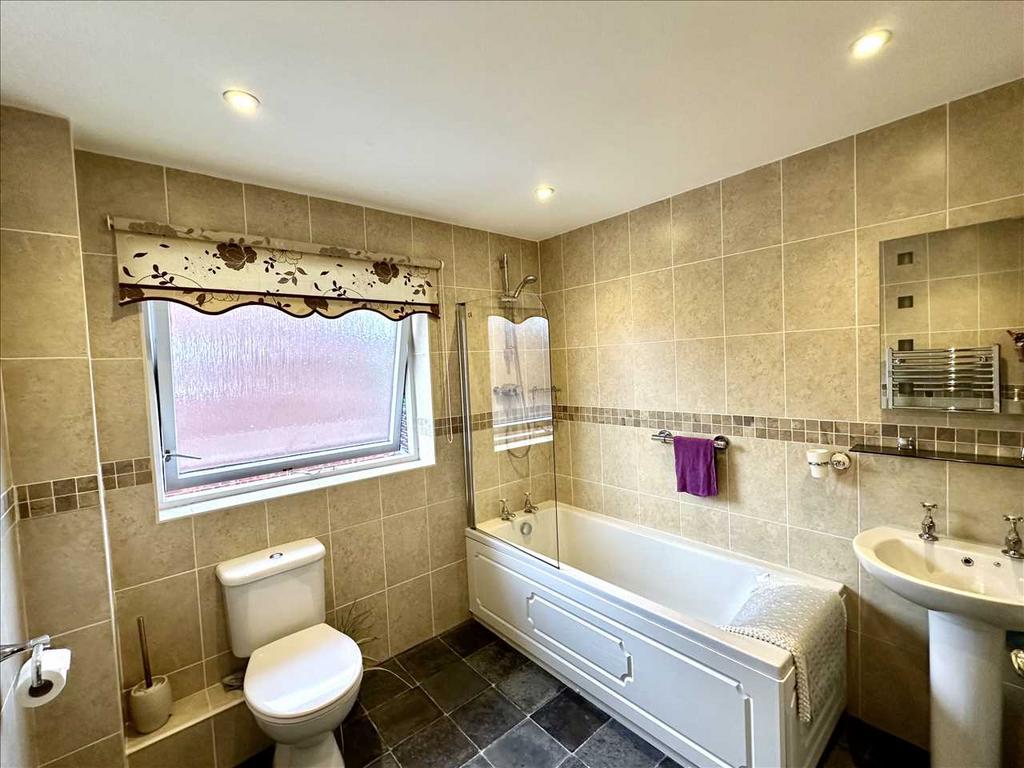 En suite shower