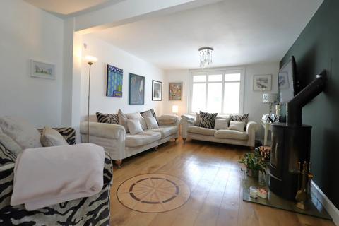 Columbine Barnfield, Marlborough, SN8 2AX