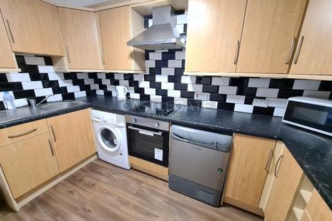 3 bedroom flat to rent, Bradford Road, Huddersfield, HD1 6DZ