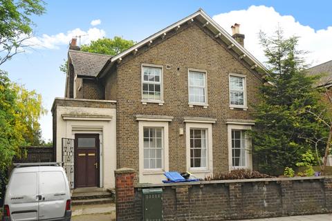 2 bedroom flat to rent, Consort Road Peckham  SE15