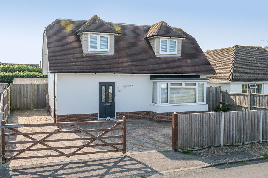 Pond Road, Bracklesham Bay, PO20 2 bed detached bungalow - £450,000