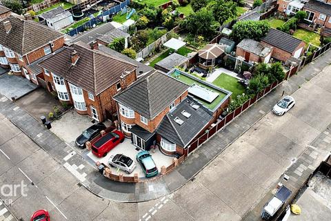 4 bedroom detached house for sale, Cairnsford Road, Leicester