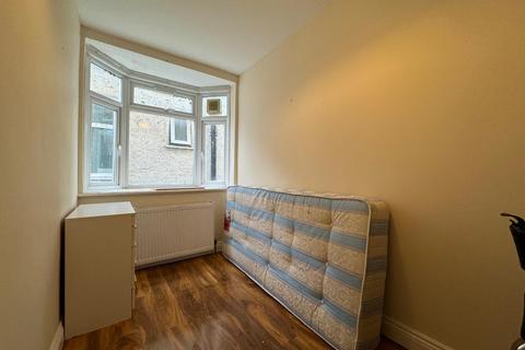 3 bedroom flat to rent, London, NW10
