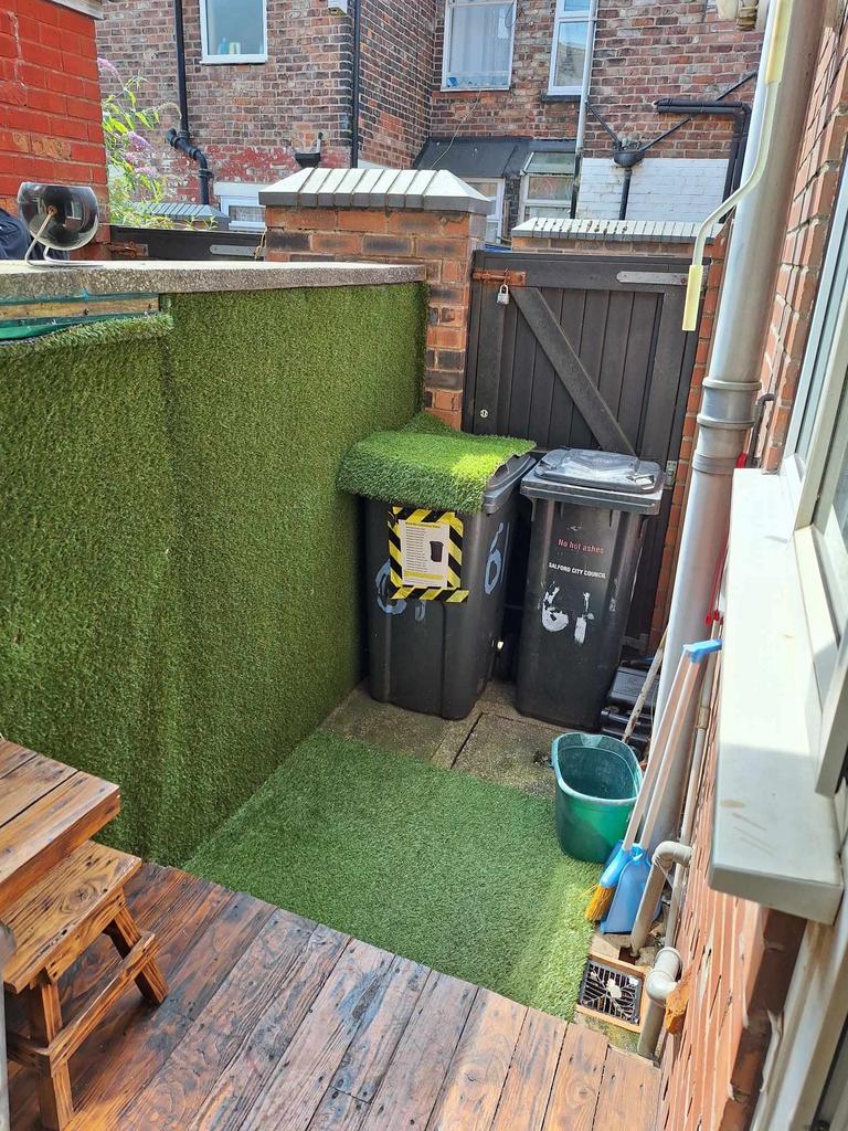 Yard Levens.JPG