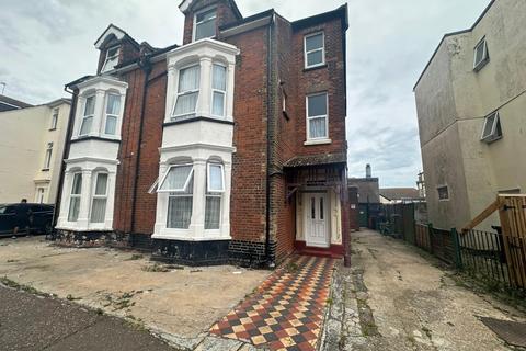 1 bedroom flat to rent, Colne Road , Clacton-On-Sea CO15