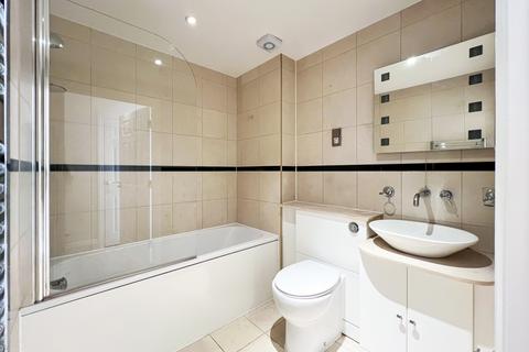 3 bedroom flat to rent, Princess Park Manor, Royal Drive, N11 3GX