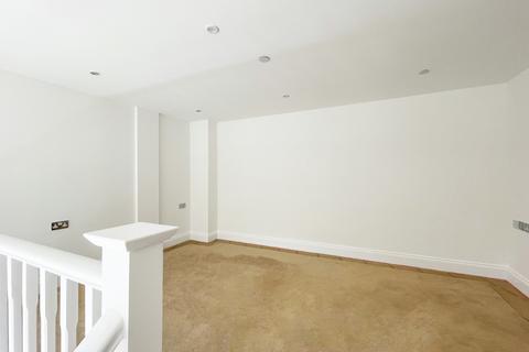 2 bedroom flat to rent, Princess Park Manor, Royal Drive, London, N11 3GX