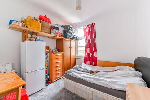 2 bedroom flat for sale, Nutcroft Road, Peckham, London, SE15