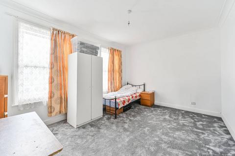 2 bedroom flat for sale, Nutcroft Road, Peckham, London, SE15