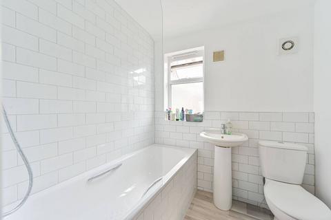 2 bedroom flat for sale, Nutcroft Road, Peckham, London, SE15