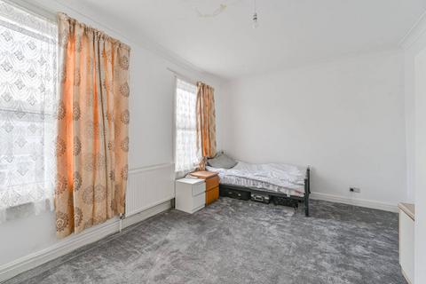 2 bedroom flat for sale, Nutcroft Road, Peckham, London, SE15