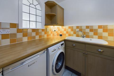 2 bedroom flat for sale, Heath Road, Haywards Heath, RH16