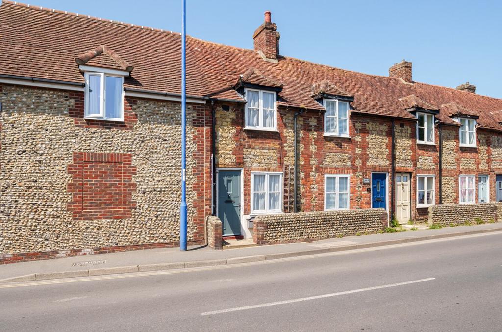 High Street, Selsey, PO20 2 bed cottage - £240,000