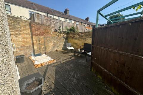 2 bedroom semi-detached house to rent, Adine Road, Newham