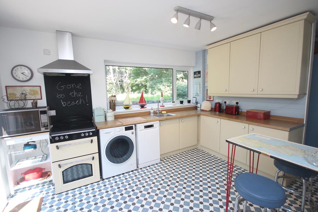 11) Kitchen