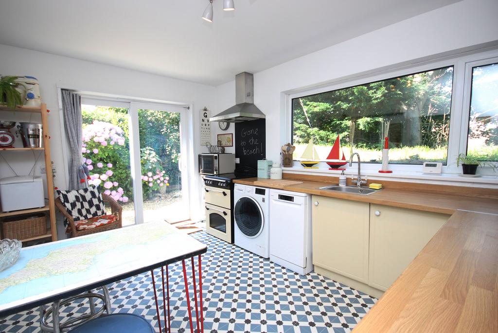 12) Kitchen