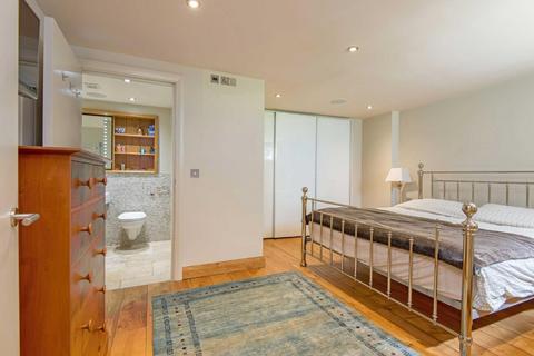 4 bedroom end of terrace house for sale, Brewery Square, EC1V