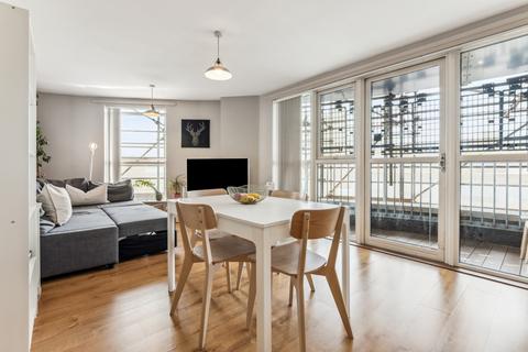 2 bedroom flat to rent, Queensland Road, London
