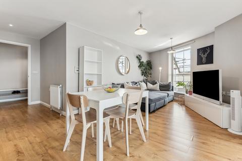 2 bedroom flat to rent, Queensland Road, London