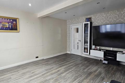 2 bedroom terraced house to rent, Hayes UB4