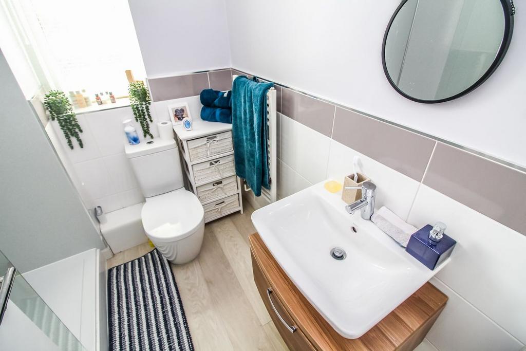 Bedroom Two En-suite pic 2