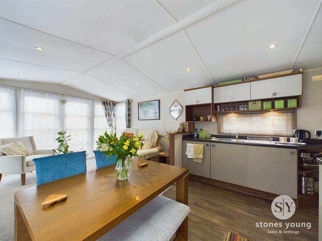 Open Plan Lounge & Dining Kitchen