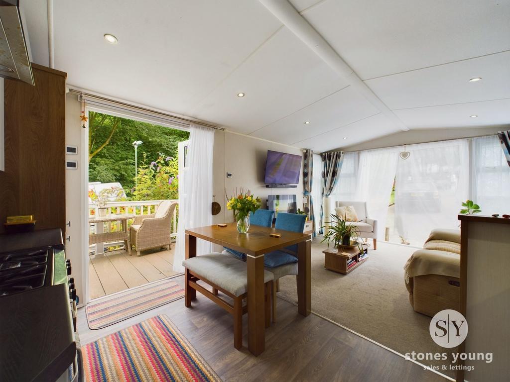 Open Plan Lounge & Dining Kitchen
