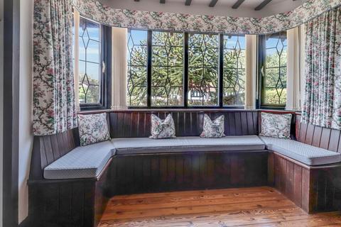 6 Burlescoombe Leas, Southend-on-sea, SS1 3QF
