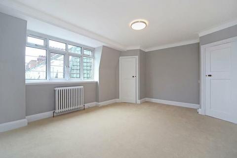 Studio to rent, Chatsworth Court, Pembroke Road, Kensington, W8